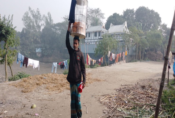 টঙ্গীবাড়ীতে জামাই পিঠা বিক্রি, বাচ্চাদের নজড় কাড়তে হ্যান্ড মাইকে গান ও গজল